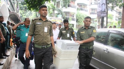 রাজধানীর বনানী বিদ্যানিকেতন স্কুল থেকে কেন্দ্রে কেন্দ্রে পাঠানো হয় ভোটের সামগ্রী (ছবি: ফোকাস বাংলা)