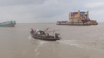 পদ্মা-যমুনায় পানি বাড়ার ফলে নদীতে তীব্র স্রোত সৃষ্টি হয়েছে