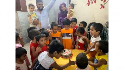 ছোটমণি নিবাসের শিশুদের সঙ্গে নিয়ে ফাতেমার (পেছনে, নারীর কোলে) জন্মদিনের কেক কাটা হয়