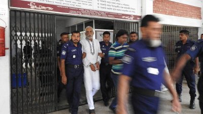 আদালত চত্বরে পুলিশের সঙ্গে বিএনপি নেতা আবু সাঈদ চাঁদ