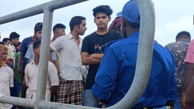 লাশ দেখে সেখানে ভিড় করেন স্থানীয়রা