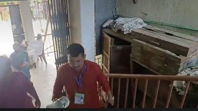 ছাত্রলীগ নেতা বিল্লাল হোসেনের গলায় সাংবাদিকের কার্ড