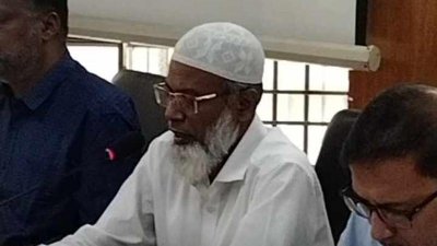 ব্রিফিং করছেন সচিব ড. মুহাম্মদ আনোয়ার হোসেন হাওলাদার