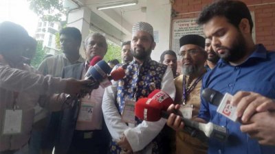 সাংবাদিকদের সঙ্গে কথা বলছেন ইলেকশন মনিটরিং ফোরামের চেয়ারম্যান মো. আবেদ আলী