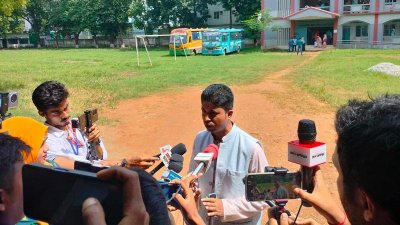 সাংবাদিকদের সঙ্গে কথা বলছেন স্বতন্ত্র প্রার্থী তারিকুল
