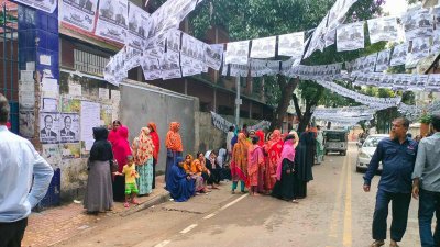 কেন্দ্রের সামনে নারী ভোটারদের জটলা (ছবি: বাংলা ট্রিবিউন)