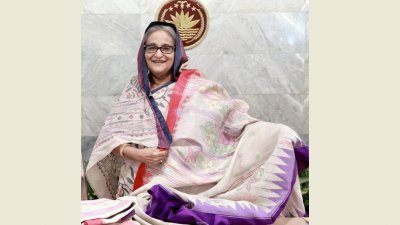 কলাগাছের ফাইবার (তন্তু) থেকে তৈরি শাড়ি উপহার দেওয়া হয় প্রধানমন্ত্রী শেখ হাসিনাকে (ছবি: ফোকাস বাংলা)