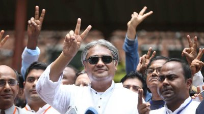 ভোট দেওয়ার পর নৌকার প্রার্থী মোহাম্মদ এ আরাফাত (ছবি: নাসিরুল ইসলাম)