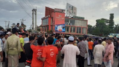 সোনাইমুড়ী উপজেলায় বিএনপির আন্তর্জাতিক বিষয়ক কমিটির সদস্য ইশরাক হোসেনের গাড়িবহরে হামলা ও সংঘর্ষ