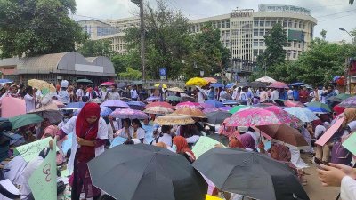 আন্দোলনে পোস্ট গ্র্যাজুয়েট প্রাইভেট ট্রেইনি চিকিৎসকরা
