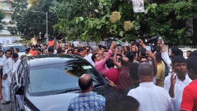 সেলফি বিড়ম্বনায় মোহাম্মদ এ আরাফাতকে গাড়িতে উঠতেও বেগ পেতে হয়