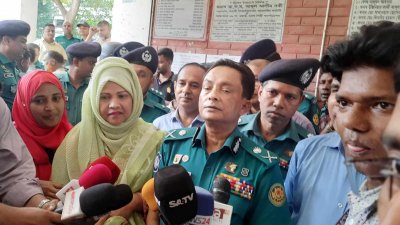 বনানী বিদ্যানিকেতন স্কুল অ্যান্ড কলেজ কেন্দ্রে ভোট দেন ডিএমপি কমিশনার খন্দকার গোলাম ফারুক ও তার স্ত্রী (ছবি: রিয়াদ তালুকদার)