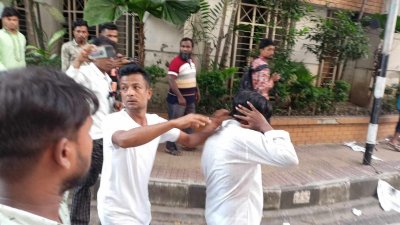 বনানী বিদ্যানিকেতন স্কুল অ্যান্ড কলেজ কেন্দ্রে হিরো আলমকে মারপিট