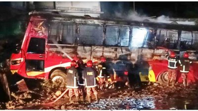 বিদ্যুতের খুঁটির সঙ্গে ধাক্কায় বাসটিতে আগুন ধরে যায়