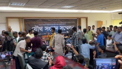 গণঅধিকার পরিষদের দুই পক্ষকে আমন্ত্রণ করাকে ঘিরে সংবাদ সম্মেলনে হট্টগোল হয়