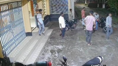মোটরসাইকেল নিয়ে এসে উপ-সহকারী প্রকৌশলীকে তুলে নিয়ে যান তারা