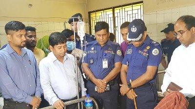 গুলিবিদ্ধদের হাসপাতালে দেখতে যান এসপিসহ পুলিশের কর্মকর্তারা