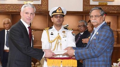 রাষ্ট্রপতি মোহাম্মদ সাহাবুদ্দিনের কাছে তার পরিচয়পত্র পেশ করছেন রেতো রেংগলি
