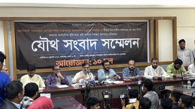 সংবাদ সম্মেলনে ১০ দলের পক্ষে লিখিত বক্তব্য পাঠ করেন মাহমুদুর রহমান মান্না