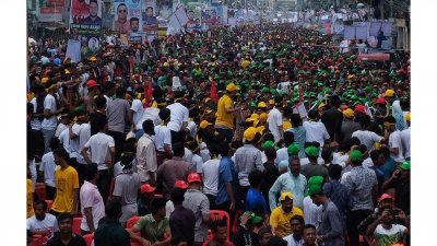 সকাল থেকেই নেতাকর্মীরা মিছিল নিয়ে সমাবেশস্থলে জড়ো হতে শুরু করেন