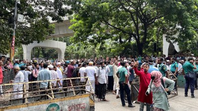 প্রেস ক্লাবের সামনের দুই পাশের রাস্তা বন্ধ করে কর্মসূচি পালন করছেন শিক্ষকরা