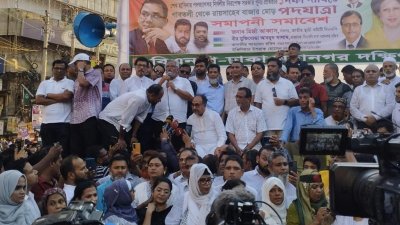 পদযাত্রা শেষে বক্তব্য রাখছেন ঢাকা মহানগর উত্তর বিএনপির আহ্বায়ক আমান উল্লাহ আমান
