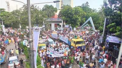 সরকারের নানা উন্নয়ন চিত্র দেখা গেলেও তা ঢাকা পড়ে গেছে নেতাদের বড় বড় ছবিতে