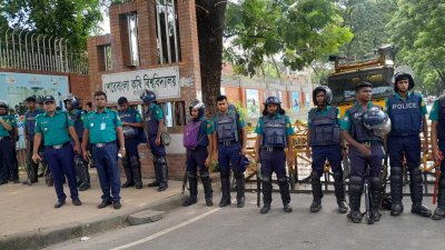 শেরে বাংলা কৃষি বিশ্ববিদ্যালয় ও বঙ্গবন্ধু আন্তর্জাতিক সম্মেলন কেন্দ্রের সামনে সতর্ক অবস্থানে আছে পুলিশ