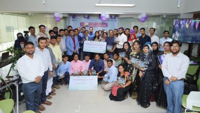 দেশসেরা স্মার্ট উদ্যোক্তাদের হাতে পুরস্কার তুলে দেন এটুআই’র প্রকল্প পরিচালক ড. দেওয়ান মুহাম্মদ হুমায়ূন কবীর