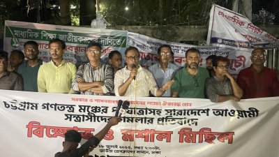 জাতীয় প্রেসক্লাবের সামনে সমাবেশে বক্তব্য রাখছেন সাইফুল হক