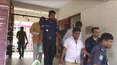 আদালত থেকে কারাগারে নেওয়া হচ্ছে চার শিক্ষককে