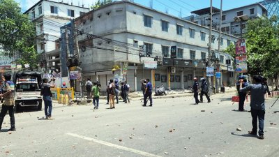 মঙ্গলবার দুপুরে বগুড়ার ইয়াকুবিয়া বালিকা উচ্চ বিদ্যালয় মোড়ে বিএনপি নেতাকর্মীদের সঙ্গে পুলিশের সংঘর্ষ