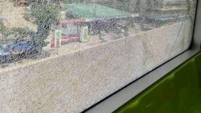 ঢিলের আঘাতে ভেঙে গেছে মেট্রোরেলের জানালার কাচ