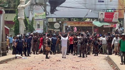 মঙ্গলবার সকালে খাগড়াছড়িতে আওয়ামী লীগের সঙ্গে বিএনপি নেতাকর্মীদের সংঘর্ষ