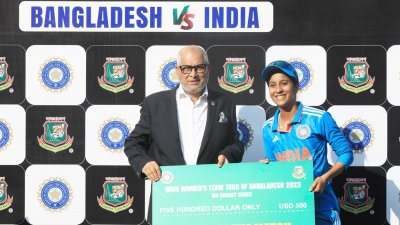 ম্যাচসেরা পুরস্কার হাতে জেমিমাহ রদ্রিগেজ।