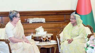প্রধানমন্ত্রী শেখ হাসিনার সঙ্গে সাক্ষাৎ করেন ডেনমার্কের রাষ্ট্রদূত উইনি ইস্ট্রুপ পিটারসেন (ছবি: ফোকাস বাংলা)