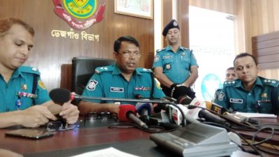 সাংবাদিকদের ব্রিফ করেন তেজগাঁও বিভাগের উপ-পুলিশ কমিশনার (ডিসি) এইচ এম আজিমুল হক