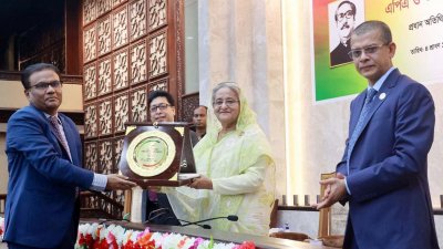 বিদ্যুৎ বিভাগকে সম্মাননা দিচ্ছেন প্রধানমন্ত্রী শেখ হাসিনা