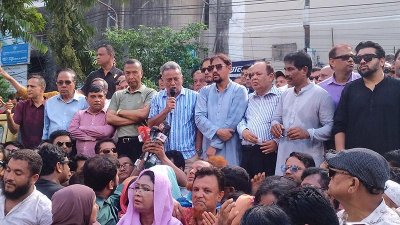 সমাবেশে বক্তব্য দেন আমির খসরু মাহমুদ
