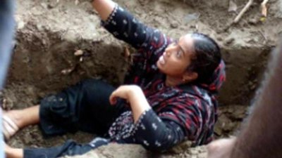 শাশুড়ির দাফনের জন্য খোঁড়া কবরে নিজেই শুয়ে পড়েন শাহানাজ বেগম।