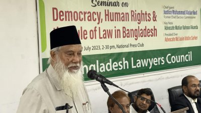সেমিনারে বক্তব্য রাখছেন সাবেক প্রধান নির্বাচন কমিশনার ও সাবেক বিচারপতি আবদুর রউফ