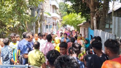 ঘটনাস্থলে পুলিশ ও স্থানীয়রা
