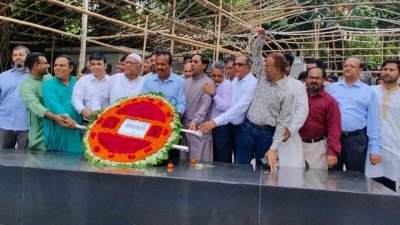 ধানমন্ডি ৩২ নম্বরে বঙ্গবন্ধু শেখ মুজিবুর রহমানের প্রতিকৃতিতে শ্রদ্ধা জানান আওয়ামী লীগের বিজ্ঞান ও প্রযুক্তি উপকমিটির নেতারা