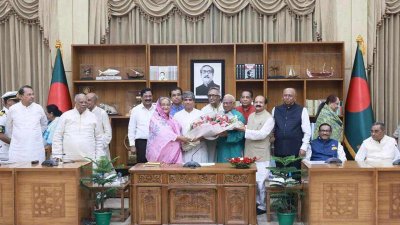 বৈঠকে প্রধানমন্ত্রী শেখ হাসিনাকে ফুল দিয়ে শুভেচ্ছা জানান ১৪-দলীয় জোটের নেতারা