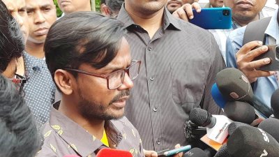 সাংবাদিকদের সঙ্গে কথা বলছেন হিরো আলম