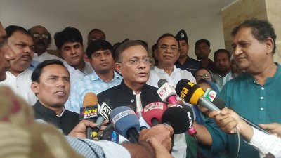 কুড়িগ্রাম সার্কিট হাউসে সাংবাদিকদের সঙ্গে কথা বলছেন তথ্যমন্ত্রী ড. হাছান মাহমুদ