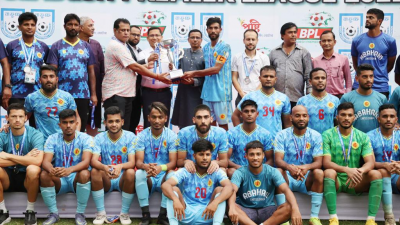 রানার্স আপ ট্রফি হাতে আবাহনীর খেলোয়াড়, কোচ ও কর্মকর্তারা