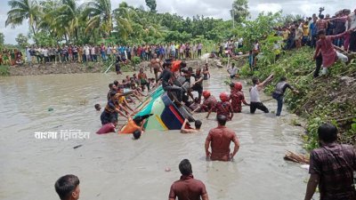 সদর উপজেলার ধানসিঁড়ি ইউনিয়নের ছত্রকান্দা এলাকায় বাসটি নিয়ন্ত্রণ হারিয়ে একটি পুকুরে পড়ে যায়