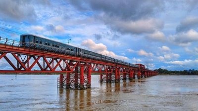 চট্টগ্রামের ৯২ বছরের পুরনো কালুরঘাট সেতুটি সংস্কার করছে রেলওয়ে