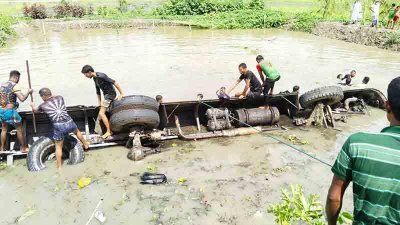 দুর্ঘটনাকবলিত বাস